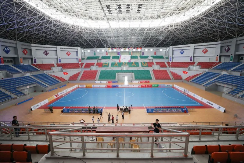 Sân đấu Futsal là sân trong nhà và được thiết kế đạt chuẩn quốc tế